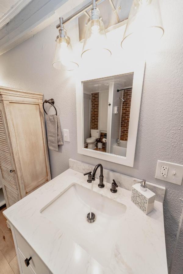 Comfortable King Suite Zen Space Hattiesburg Exterior photo